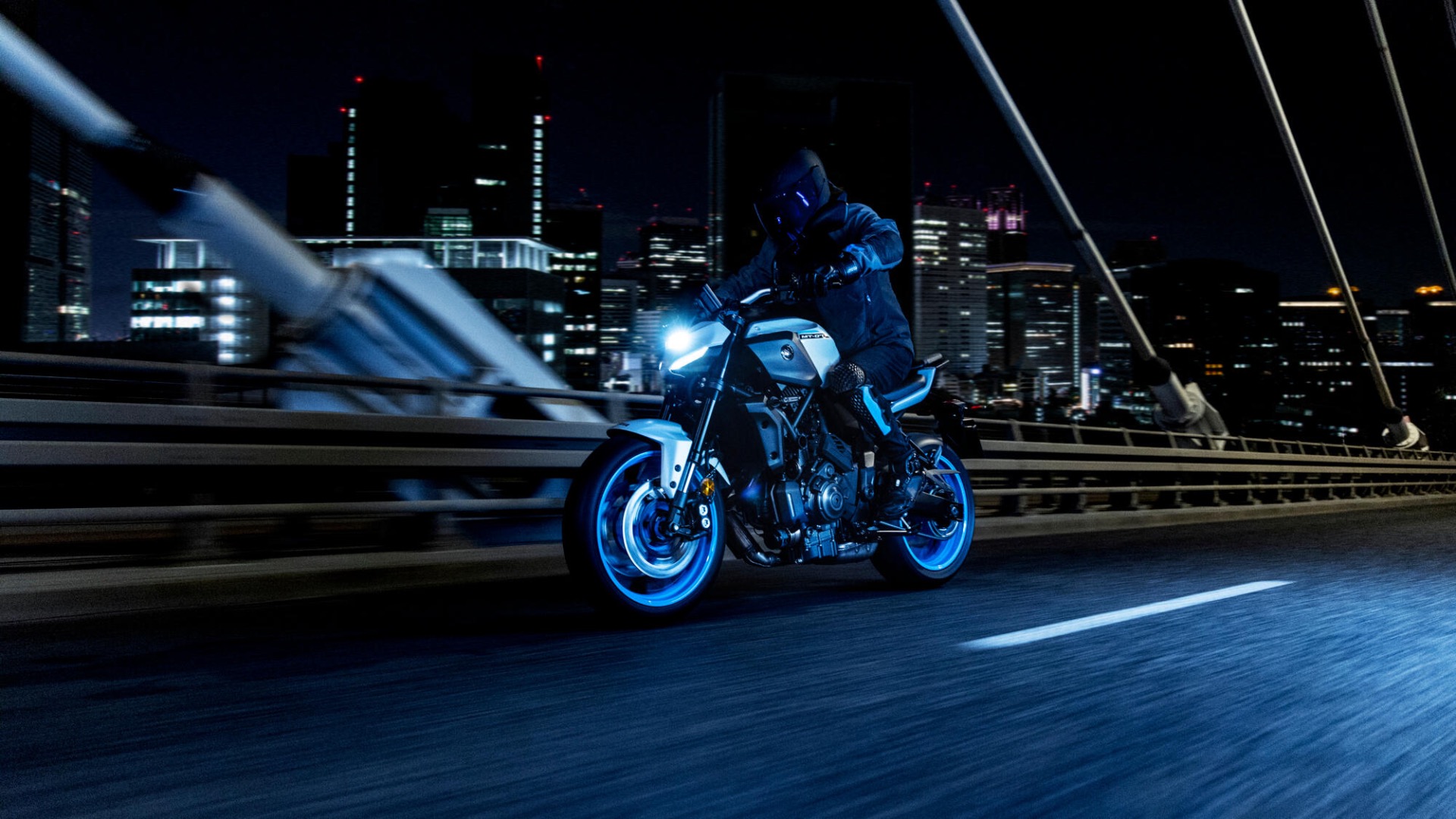 2025-Yamaha-MT07AS-EU-Ice_Storm-Action-007-03