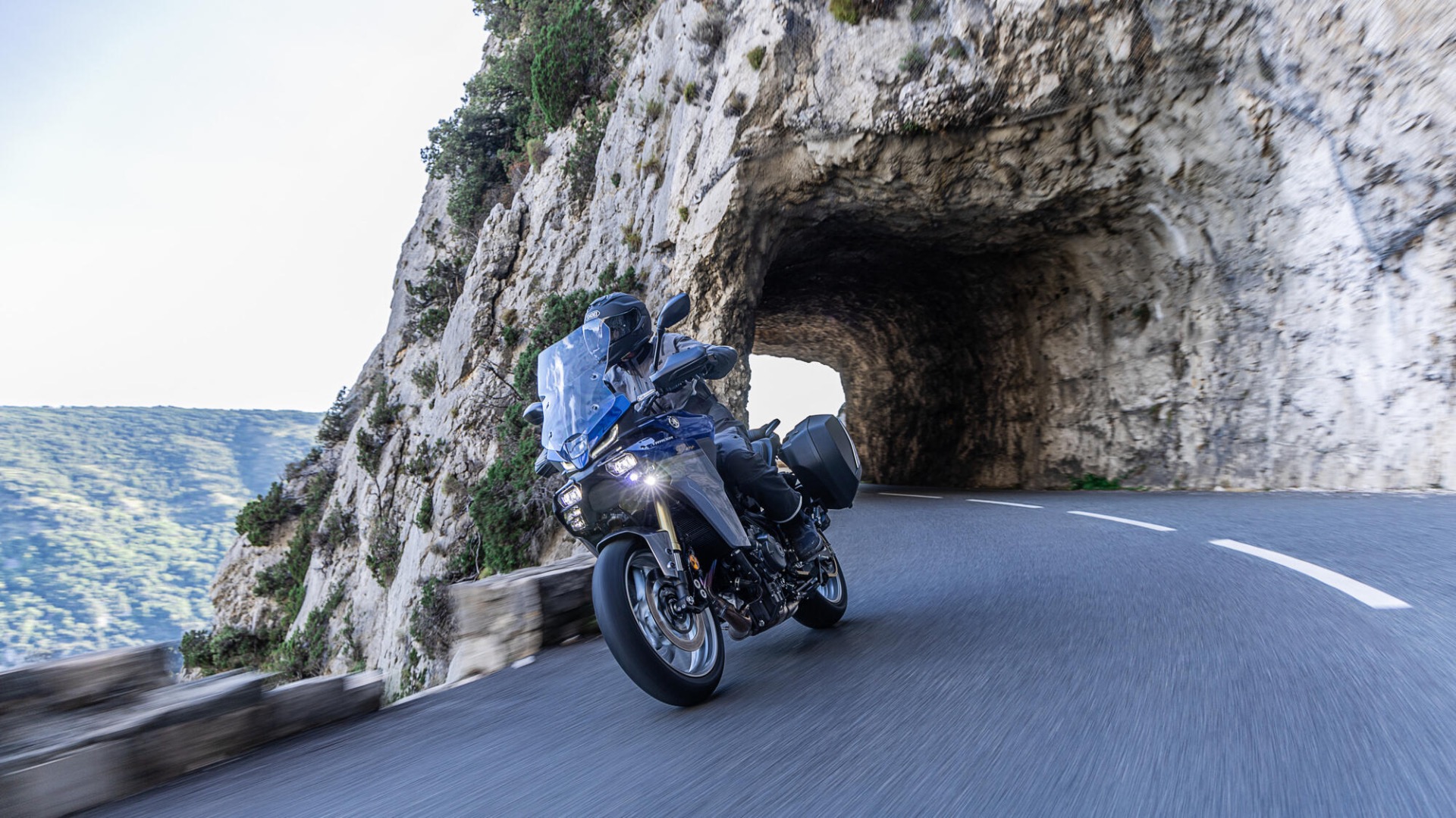 2025-Yamaha-MT09ATRDXCS-EU-Cobalt_Blue-Action-001-03